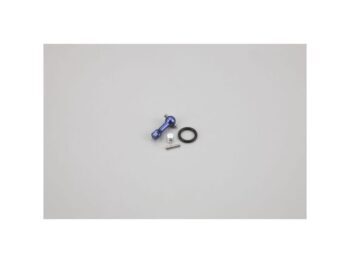 Das Bild zeigt einen Satz kleiner Teile für ein RC-Auto, darunter eine blaue Metallantriebswelle, einen schwarzen O-Ring, eine silberfarbene Buchse und einen silberfarbenen Stift.
