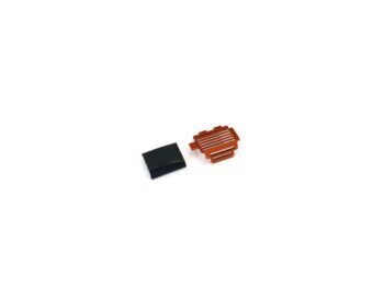 De afbeelding toont een kleine, oranjekleurige aluminium heatsink met ribbels, naast een zwart, rechthoekig stukje materiaal, mogelijk isolatie of een bevestigingsstuk. De heatsink heeft een geribbeld oppervlak voor warmteafvoer.