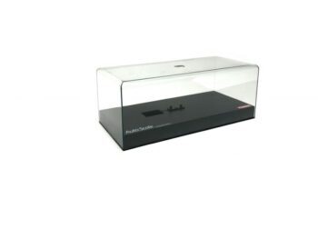 Een transparante vitrine met een zwarte basis, ontworpen om een modelauto in tentoon te stellen. Op de basis staat 'Auto Scale' en een Kyosho logo.