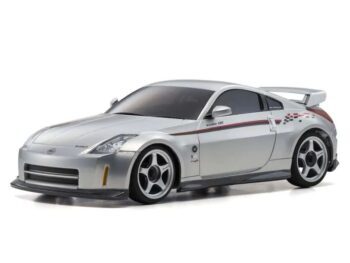 De afbeelding toont een zilverkleurige Nissan Fairlady Z (Z33) NISMO S-Tune modelauto met rode en zwarte accenten en een spoiler op de achterkant.