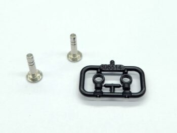 De foto toont metalen piston rods en een zwart kunststof onderdeel. De piston rods zijn zilverkleurig en het kunststof onderdeel is zwart.