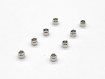 De afbeelding toont acht kleine, zilverkleurige, cilindervormige metalen onderdelen met een opening aan beide zijden, verspreid over een witte achtergrond.