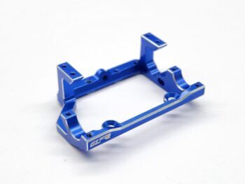 De foto toont een blauw geanodiseerd aluminium onderdeel met zilverkleurige, gefreesde randen en diverse gaten voor bevestiging. Het heeft een complexe, open structuur die doet denken aan een chassis of montagebeugel.