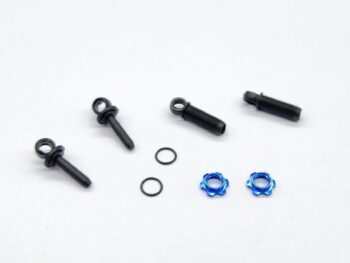 De afbeelding toont een set kleine onderdelen voor een RC-auto. Er zijn vier zwarte schroefachtige onderdelen, drie zwarte rubberen ringen en twee blauwe, stervormige moeren.
