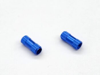 De foto toont twee kleine, cilindervormige blauwe metalen onderdelen met geribbelde uiteinden, liggend op een witte achtergrond.