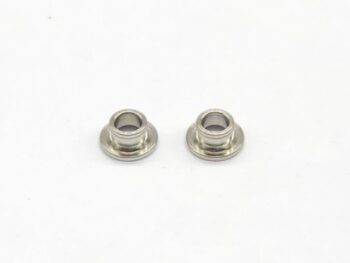 De foto toont twee kleine, zilverkleurige metalen busjes met een flens aan de onderkant. Ze lijken identiek en zijn glimmend.
