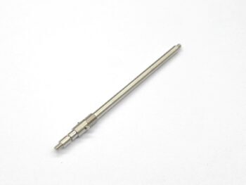 De foto toont een langwerpig, zilverkleurig metalen onderdeel met een glad oppervlak en een getande of geschroefde sectie aan één uiteinde. Het lijkt een as of stang te zijn.