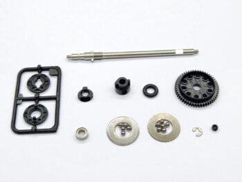 De afbeelding toont een set van diverse kleine onderdelen voor een differentieel, waaronder een lange metalen as, zwarte kunststof tandwielen en behuizingen, en zilverkleurige metalen ringen met kogellagers. De onderdelen liggen verspreid op een witte achtergrond.