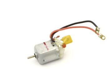 De afbeelding toont een kleine, zilverkleurige elektromotor met een metalen as. Er zijn twee draden (rood en zwart) aan bevestigd, die eindigen in koperkleurige aansluitingen.