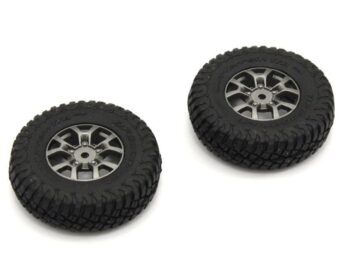 De afbeelding toont twee zwarte, robuuste banden met grijze velgen. De banden hebben een diep profiel, geschikt voor off-road gebruik.
