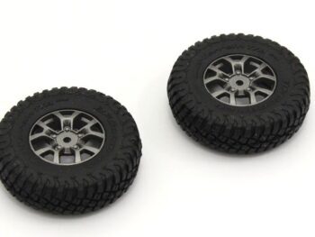De foto toont twee zwarte banden met grijze velgen, die een robuust profiel hebben. Ze zijn rond van vorm en lijken gemaakt van rubber en kunststof.