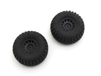Twee zwarte, ronde banden met een gedetailleerd profiel en velgen. Ze lijken gemaakt van rubber of een vergelijkbaar flexibel materiaal.