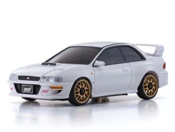 De afbeelding toont een witte modelauto, een Subaru Impreza WRX STi 22B, met gouden velgen en donkere ramen. Het is een gedetailleerde replica van de echte auto.