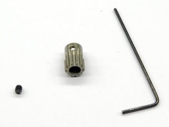 De afbeelding toont een grijskleurig metalen tandwiel met een schroefje en een inbussleutel ernaast. Het tandwiel heeft een geribbeld oppervlak en een opening in het midden.