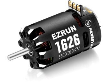 De afbeelding toont een zwarte elektromotor met zilverkleurige accenten en een zilveren as. Op de zijkant van de motor staat in witte letters 'EZRUN 1626 5000KV' en het logo van Hobbywing.