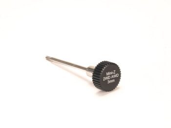 De afbeelding toont een zwart, geribbeld rond onderdeel met witte tekst 'Mini-Z 2WD AWD 3mm' erop, bevestigd aan een zilverkleurige metalen staaf met schroefdraad aan het uiteinde. Het product ligt op een witte achtergrond.