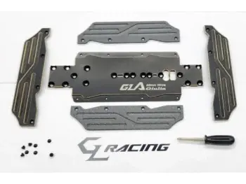 De afbeelding toont een set van zwarte en goudkleurige metalen en carbon onderdelen voor een RC-chassis, inclusief een middenplaat, zijplaten, en enkele kleine schroeven, samen met een schroevendraaier. Het GL RACING logo is duidelijk zichtbaar op de witte achtergrond.