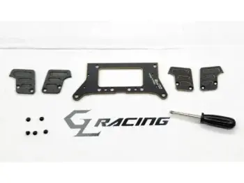 De foto toont een set zwarte metalen onderdelen voor een RC-auto, waaronder een motorbevestigingsplaat, twee zijplaten, kleine schroeven en een schroevendraaier. Het GL Racing logo is ook zichtbaar op de achtergrond.