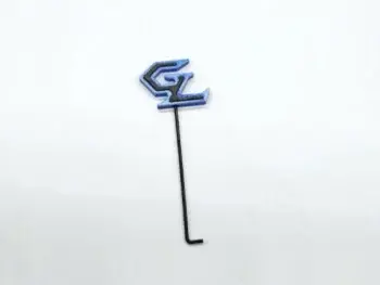 De afbeelding toont een gereedschap met een blauw en zwart logo. Het gereedschap heeft een lange, zwarte steel.