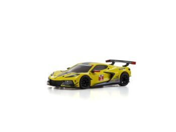 Op de foto is een gele modelauto te zien, een replica van een Chevrolet Corvette C8-R raceauto, met zwarte details en een rode nummer 3 op de zijkant. Het is een gedetailleerde body met een achterspoiler.