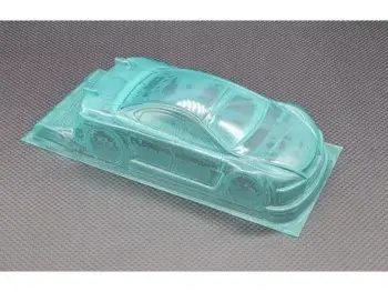 De foto toont een transparante, lichtblauwe lexaan carrosserie voor een RC-auto, met de vorm van een moderne sedan. Het materiaal is glanzend en enigszins doorschijnend, waardoor de ondergrond erdoorheen schijnt.
