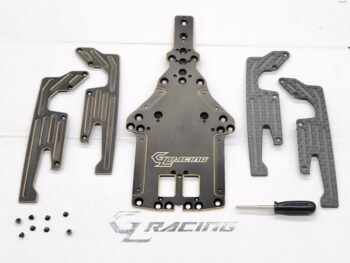 De foto toont een set van grijskleurige metalen en carbon onderdelen voor een RC-chassis, inclusief een hoofdbodem, zijplaten, schroefjes en een kleine schroevendraaier. Het GL RACING logo is zichtbaar op de hoofdbodem.