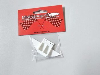 Op de foto is een wit, 3D-geprint onderdeel te zien, verpakt in een plastic zakje. Het onderdeel heeft een complexe vorm met uitsparingen en kleine gaatjes, en ligt op een rode verpakking met het logo 'Mini-zshop.nl'.