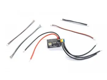 De afbeelding toont een zwarte elektronische snelheidsregelaar (ESC) met diverse gekleurde draden. Het product heeft een compacte, rechthoekige vorm en is omgeven door verschillende aansluitkabels.