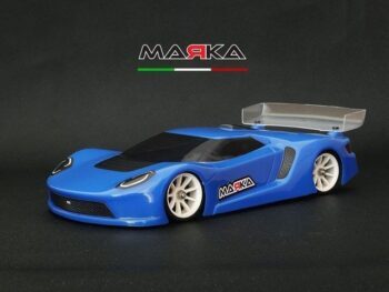 De afbeelding toont een felblauwe lexaan body van een raceauto met witte velgen en een transparante achterspoiler. Boven de auto is het 'MARKA' logo te zien met de kleuren van de Italiaanse vlag.