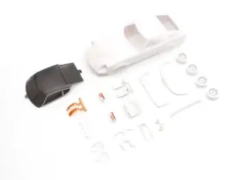 De afbeelding toont een bouwpakket van een modelauto, bestaande uit een witte carrosserie, een zwart raamgedeelte, witte velgen en diverse kleine transparante en witte onderdelen. Het geheel ligt verspreid op een witte achtergrond.