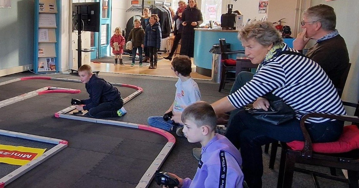 Hier zie je kinderen bij Modelspoor Museum Sneek die zich vermaken met mini-z racen
