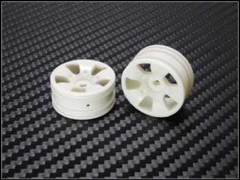 De afbeelding toont twee witte kunststof velgen voor een RC-buggy. Ze hebben een open spaakontwerp en zijn van voren en schuin van bovenaf gefotografeerd op een donkere, koolstofvezel-achtige achtergrond.