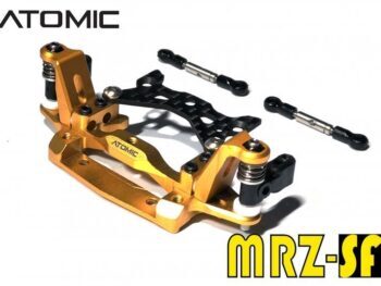 De afbeelding toont een goudkleurig metalen chassisdeel met een zwart carbon fiber plaat en twee zilverkleurige stuurstangen met zwarte uiteinden. Het geheel is een onderdeel van een RC-auto.
