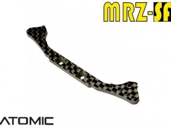 De afbeelding toont een langwerpige, zilverkleurige metalen plaat met een koolstofvezelpatroon. Het heeft meerdere gaten en een onregelmatige vorm, waarschijnlijk voor montage.