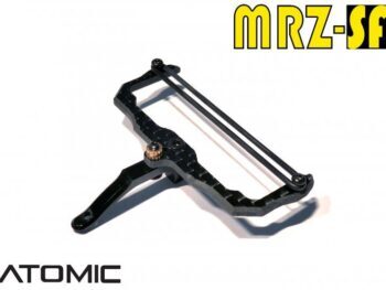 De afbeelding toont een zwart, koolstofvezelachtig onderdeel met een metalen schroef en een zwarte rubberen band. Het heeft een complexe, hoekige vorm en lijkt een montagebeugel te zijn.