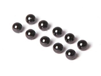 De afbeelding toont tien kleine, glimmende, donkergrijze of zwarte bolletjes op een witte achtergrond. Ze zijn verspreid over het oppervlak en lijken van keramisch materiaal te zijn.