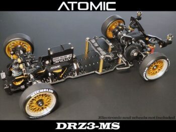 De foto toont een zwart RC drift chassis met gouden accenten en wielen. Het chassis is gedetailleerd en heeft zichtbare mechanische onderdelen.
