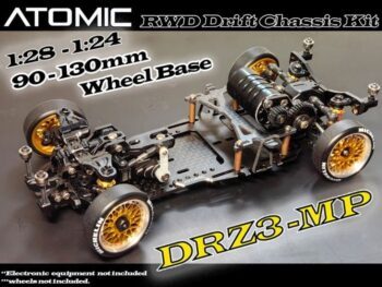 De afbeelding toont een zwart RC drift chassis met gouden velgen en enkele koperkleurige accenten. Het chassis is gedetailleerd en heeft een open structuur, waardoor de interne componenten zichtbaar zijn.