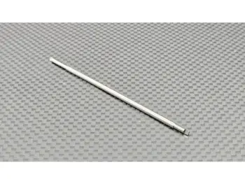 De afbeelding toont een lange, dunne, zilverkleurige metalen staaf met een platte kant aan één uiteinde, liggend op een donkergrijze ondergrond met een ruitpatroon.