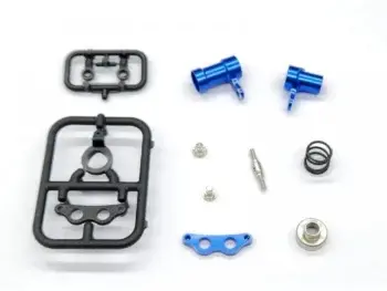 De afbeelding toont een set van diverse kleine onderdelen voor een RC-auto, waaronder blauwe metalen componenten, zwarte plastic onderdelen op een frame, zilverkleurige schroeven, een veer en een lager. De blauwe onderdelen zijn glanzend en lijken van aluminium te zijn.