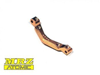Op de foto is een goudkleurig metalen onderdeel te zien met een gebogen vorm en diverse schroefgaten. Het logo van 'MRZ ATOMIC' is linksonder in beeld.