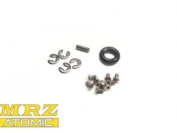 De afbeelding toont een set kleine onderdelen, waaronder zilverkleurige E-clips, schroeven en een pin, samen met een zwarte rubberen O-ring. Linksonder is een geel logo te zien met de tekst 'MRZ ATOMIC'.