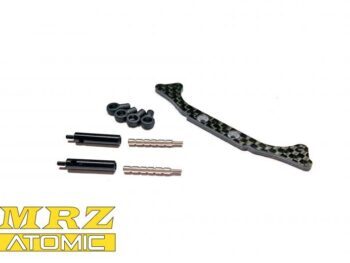 De afbeelding toont diverse onderdelen voor een RC-auto, waaronder een koolstofvezel plaat, zwarte cilindervormige onderdelen, zilverkleurige schroeven en kleine zwarte kogelgewrichten. Het geheel ligt op een witte achtergrond met een geel-zwart 'MRZ ATOMIC' logo linksonder.
