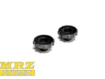 De foto toont twee zwarte, metalen moeren met een gekartelde rand, liggend op een witte achtergrond. Linksonder in de afbeelding staat een geel logo met de tekst 'MRZ ATOMIC'.