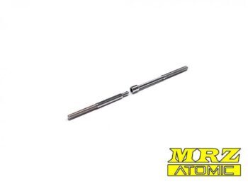De afbeelding toont twee zilverkleurige metalen stangen, waarvan één met schroefdraad aan beide uiteinden en de andere met schroefdraad aan één uiteinde en een holle opening aan het andere. Ze lijken onderdeel te zijn van een stuurstangenset.