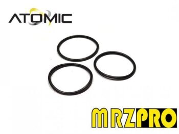 De afbeelding toont drie zwarte, ronde O-ringen op een witte achtergrond. Bovenin staat het logo 'ATOMIC' en onderin 'MRZPRO'.