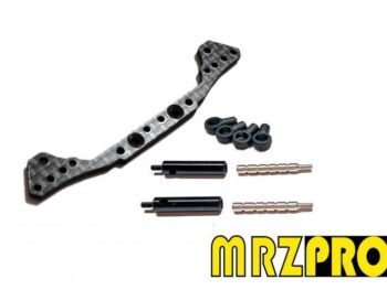 De afbeelding toont een set onderdelen voor een RC-auto, waaronder een koolstofvezel plaat, zwarte metalen cilinders, zilverkleurige metalen staven en zwarte plastic kogellagers. De onderdelen zijn van verschillende materialen en kleuren.