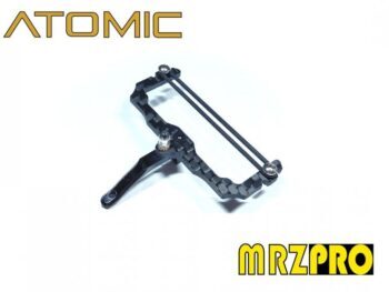 De afbeelding toont een zwart, koolstofvezelachtig onderdeel met een metalen schroef en een zwarte elastische band. Het onderdeel heeft een complexe, open structuur.