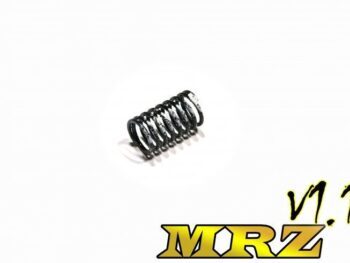 Op de foto is een zwarte spiraalveer te zien met enkele witte accenten, liggend op een witte achtergrond. Rechtsonder staat een geel logo met de tekst 'MRZ V1.1'.