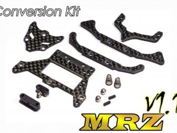 De afbeelding toont een set onderdelen voor een conversiekit, voornamelijk gemaakt van zwart carbonfiber met een geweven patroon. Er zijn verschillende platte, onregelmatig gevormde platen, enkele kleine zwarte blokjes, zilverkleurige schroeven en twee kleine metalen veren te zien.